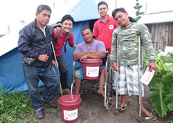 車いす利用者の方に支援物資を届ける