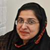 パキスタン事務所のシーマ・ファルーク。眼鏡をかけ。顔の周りにスカーフを巻いた女性
