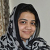 パキスタン事務所のシブハ・ムクタル。顔の周りにスカーフを巻いた女性。