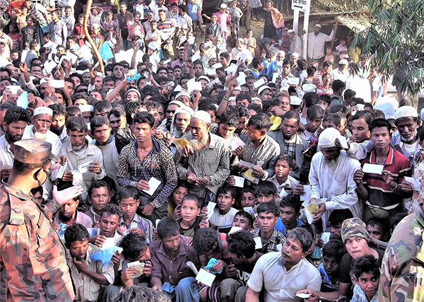 AARが活動する、ロヒンギャ難民支援の現場 物資支援を待つ、100人近い人々がすし詰め状態になっている