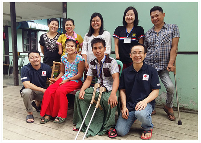 ミャンマー事務所の職員、駐在員とカイン・カイン・ミン（後列中央）。職業訓練校の講師は全員障がい当事者です