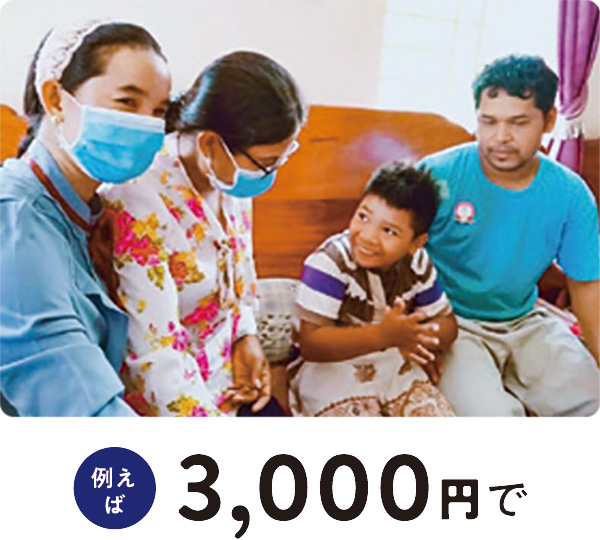 カンボジアの障がい児の男の子とその家族が笑顔でイスに座っている