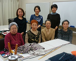 代表の亀岡アキ子様と、工房の恵比寿教室の生徒の皆さま（4月4日）